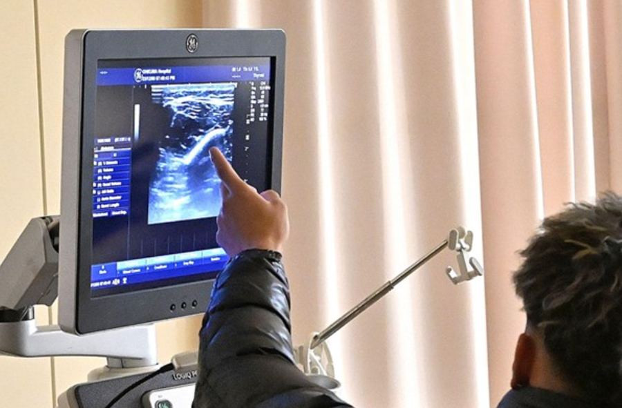 高校生対象の職業紹介講座の様子：超音波で筋肉の動きを観察している様子